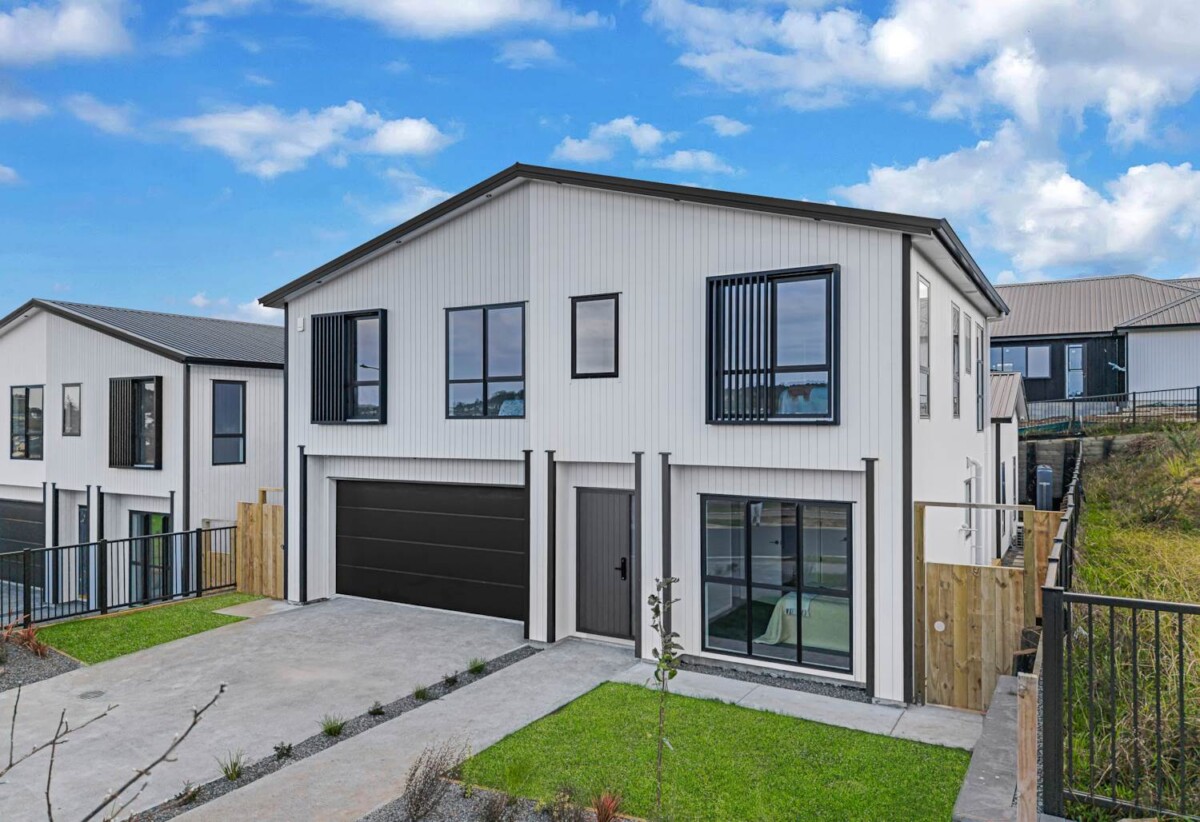 2 Kitchens, Brandnew 5 beds (3 ensuites) 4.5 baths house with double garage, 1 ensuite ground floor, close to Beachlands shopping centre, reserve, beach, school, 17 Kanae Drive, Beachlands, Auckland