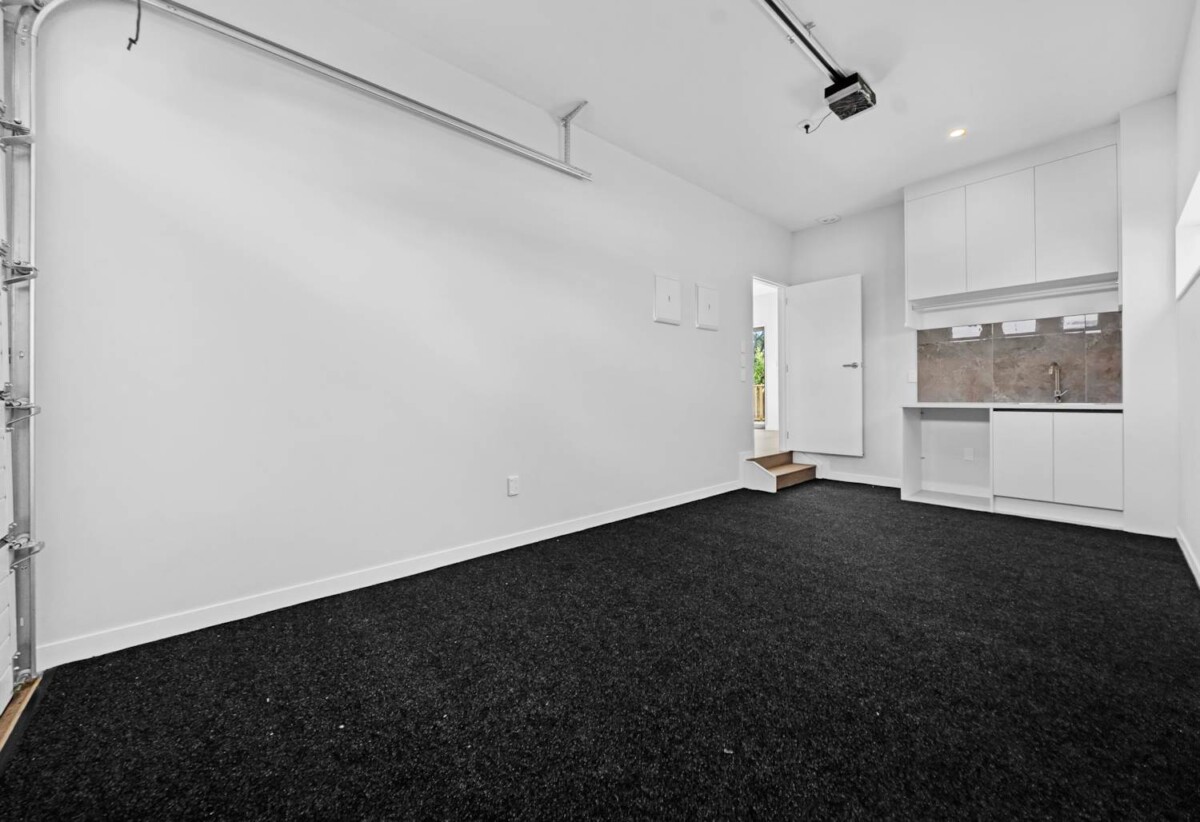 Brandnew standalone 4 beds 2.5 baths house with garage, close to schools, shops, supermarkets, motorway access, 0.5 km to New Windsor School, 12A Hillview Avenue, New Windsor, Auckland