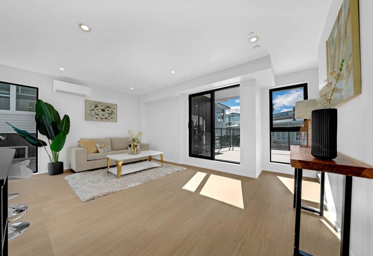 Brandnew 4 beds (2 ensuites) 3.5 baths Duplex home with car park and 2 beds granny, walking distance to schools, Pakuranga plaza, 0.2 km to Pakuranga Intermediate, 0.4 km to Pakuranga Heights School, 22B Elizabeth Street, Pakuranga Heights, Auckland