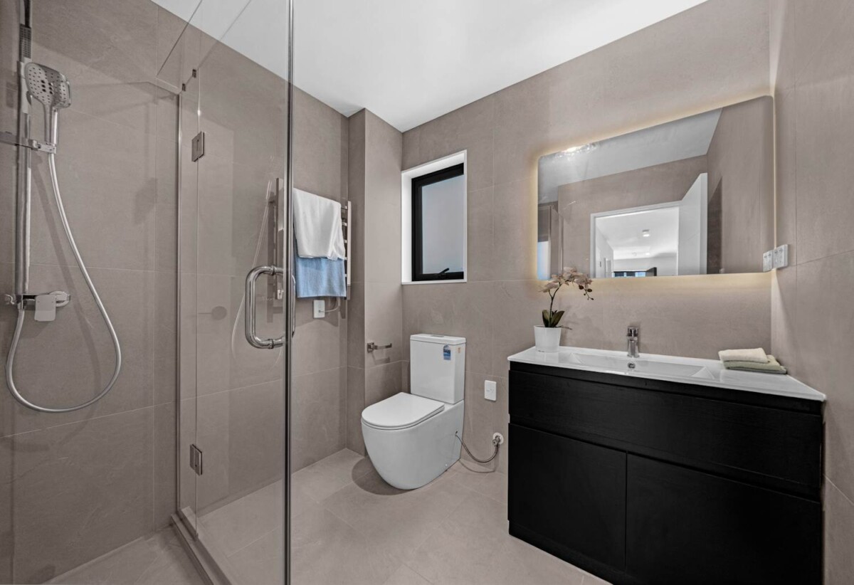 Brandnew 4 beds (2 ensuites) 3.5 baths Duplex home with car park and 2 beds granny, walking distance to schools, Pakuranga plaza, 0.2 km to Pakuranga Intermediate, 0.4 km to Pakuranga Heights School, 22B Elizabeth Street, Pakuranga Heights, Auckland