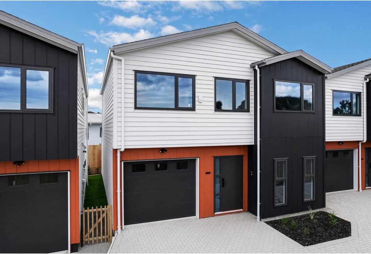 Brandnew standalone 5 beds (1ensuite) 2.5 baths house with garage, close to schools, shops, supermarkets, motorway access, 0.5 km to New Windsor School, 12B Hillview Avenue, New Windsor, Auckland