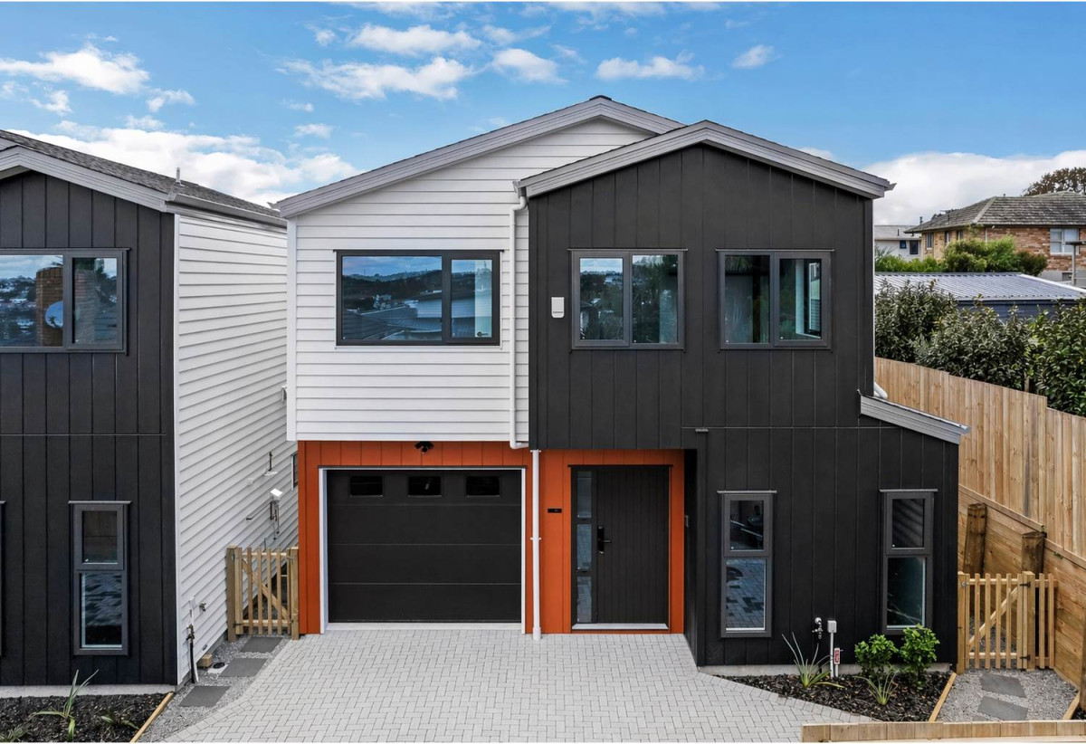 Brandnew standalone 5 beds (1ensuite) 2.5 baths house with garage, close to schools, shops, supermarkets, motorway access, 0.5 km to New Windsor School, 12C Hillview Avenue, New Windsor, Auckland
