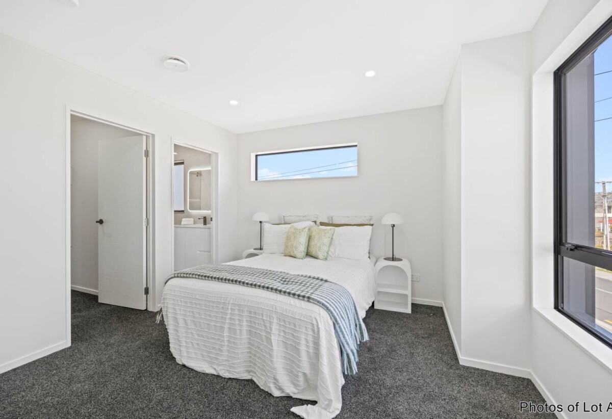 Brandnew standalone 5 beds 4 baths home with garage, 1 bed 1 bath ground floor, close to schools, shops, parks, golf club, 0.1 km to Marshall Laing School, 0.5 km to Lynfield College, 2.1 km to Blockhouse Bay Intermediate, Lot 3/34 Kimberhall Avenue, Mt Roskill, Auckland