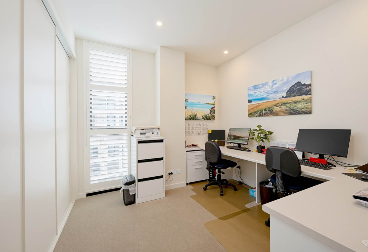 Double Grammar school zone, 3 beds 2 baths 2 car parks Luxury apartment with Iconic Views, central air conditioning, automatic blinds, a separate laundry, ample storage throughout, with a supermarket, fitness centre, and a selection of cafés and restaurants located within the complex, its proximity to Cornwall Park, zoned for Cornwall Park District School, Auckland Grammar School, and Epsom Girls Grammar School, 608/223B Green lane West, Epsom, Auckland