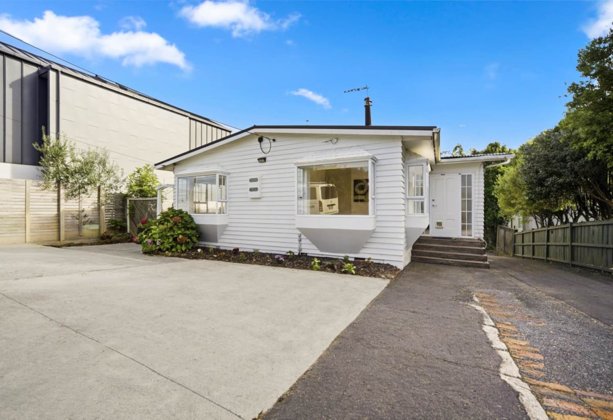 Double Westlake school zone, 3 beds 1 bath house with swimming pool on 812m2 section, zoned for Westlake Boys High School and Westlake Girls High School, and within easy reach of Sunnybrae Primary School, close to shopping centres, motorway access, 108 Coronation Road, Hillcrest, Auckland