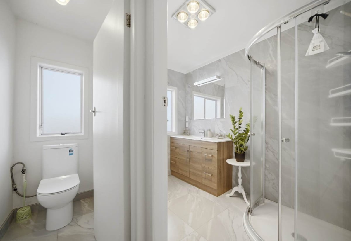 Double Westlake school zone, 3 beds 1 bath house with swimming pool on 812m2 section, zoned for Westlake Boys High School and Westlake Girls High School, and within easy reach of Sunnybrae Primary School, close to shopping centres, motorway access, 108 Coronation Road, Hillcrest, Auckland