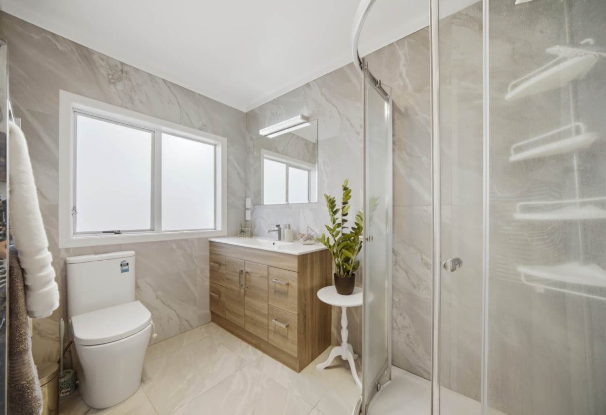 Double Westlake school zone, 3 beds 1 bath house with swimming pool on 812m2 section, zoned for Westlake Boys High School and Westlake Girls High School, and within easy reach of Sunnybrae Primary School, close to shopping centres, motorway access, 108 Coronation Road, Hillcrest, Auckland