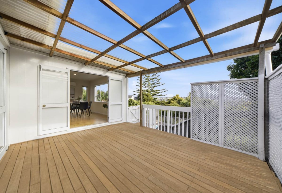 Double Westlake school zone, 3 beds 1 bath house with swimming pool on 812m2 section, zoned for Westlake Boys High School and Westlake Girls High School, and within easy reach of Sunnybrae Primary School, close to shopping centres, motorway access, 108 Coronation Road, Hillcrest, Auckland