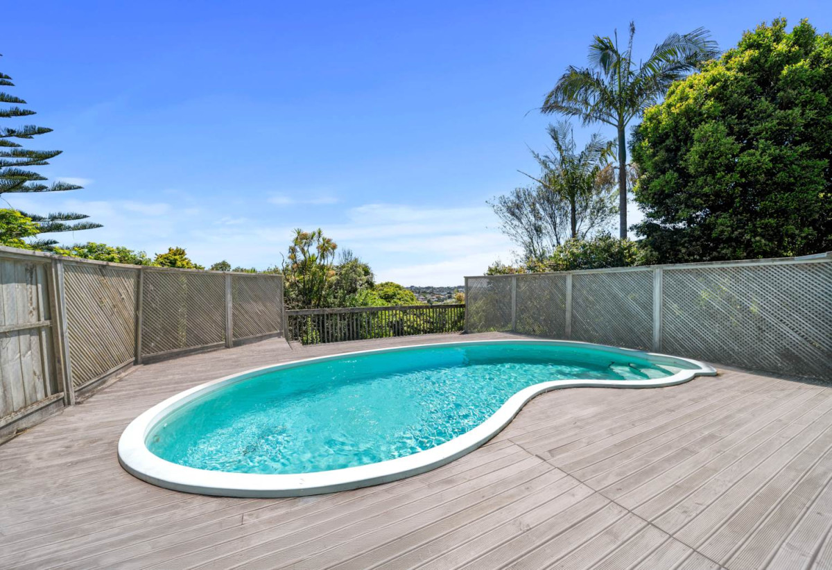Double Westlake school zone, 3 beds 1 bath house with swimming pool on 812m2 section, zoned for Westlake Boys High School and Westlake Girls High School, and within easy reach of Sunnybrae Primary School, close to shopping centres, motorway access, 108 Coronation Road, Hillcrest, Auckland