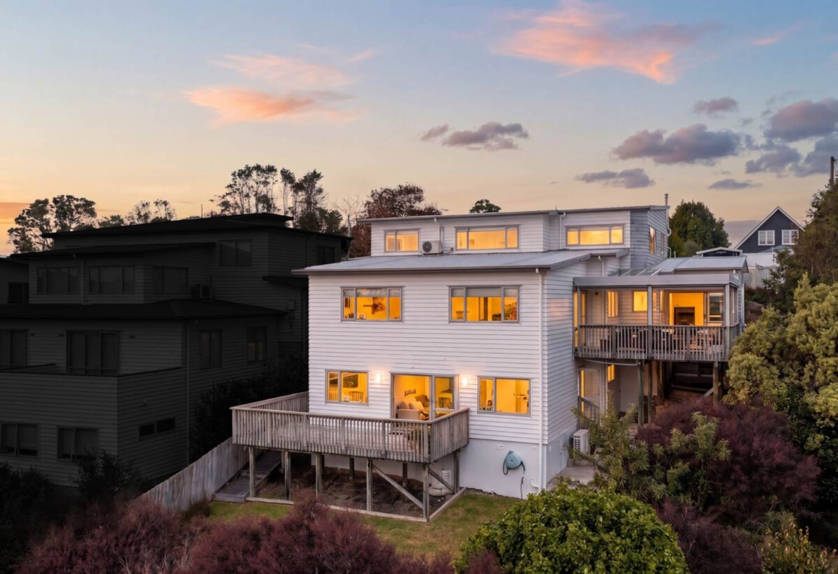 5 beds 3.5 baths house with double garage and views on 600m2 section, 2 beds 1 bath 1 lounge ground floor, minutes from schools, Albany Mall, Motorway access, 0.9 km to Oteha Valley School, 118 Fairview Avenue, Albany, Auckland