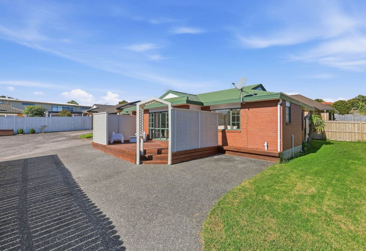 Renovated & Solid Brick 3 beds 2 beds house with garage, minutes to schools, Albany Mall, parks, motorway access, 0.2 km to Albany School, 2/11 Roanoke Way, Albany, Auckland