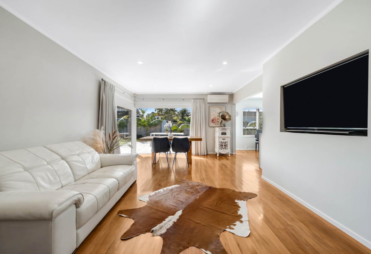 5 beds 2 baths house with standalone double garage on 832m2 section, 2 beds 1 bath 1 lounge ground floor, 3 beds 1 bath 1 lounge upstairs, close to shopping centres, schools, 0.2 km to Sunny Hills School, 12 Fordyce Avenue, Sunnyhills, Auckland