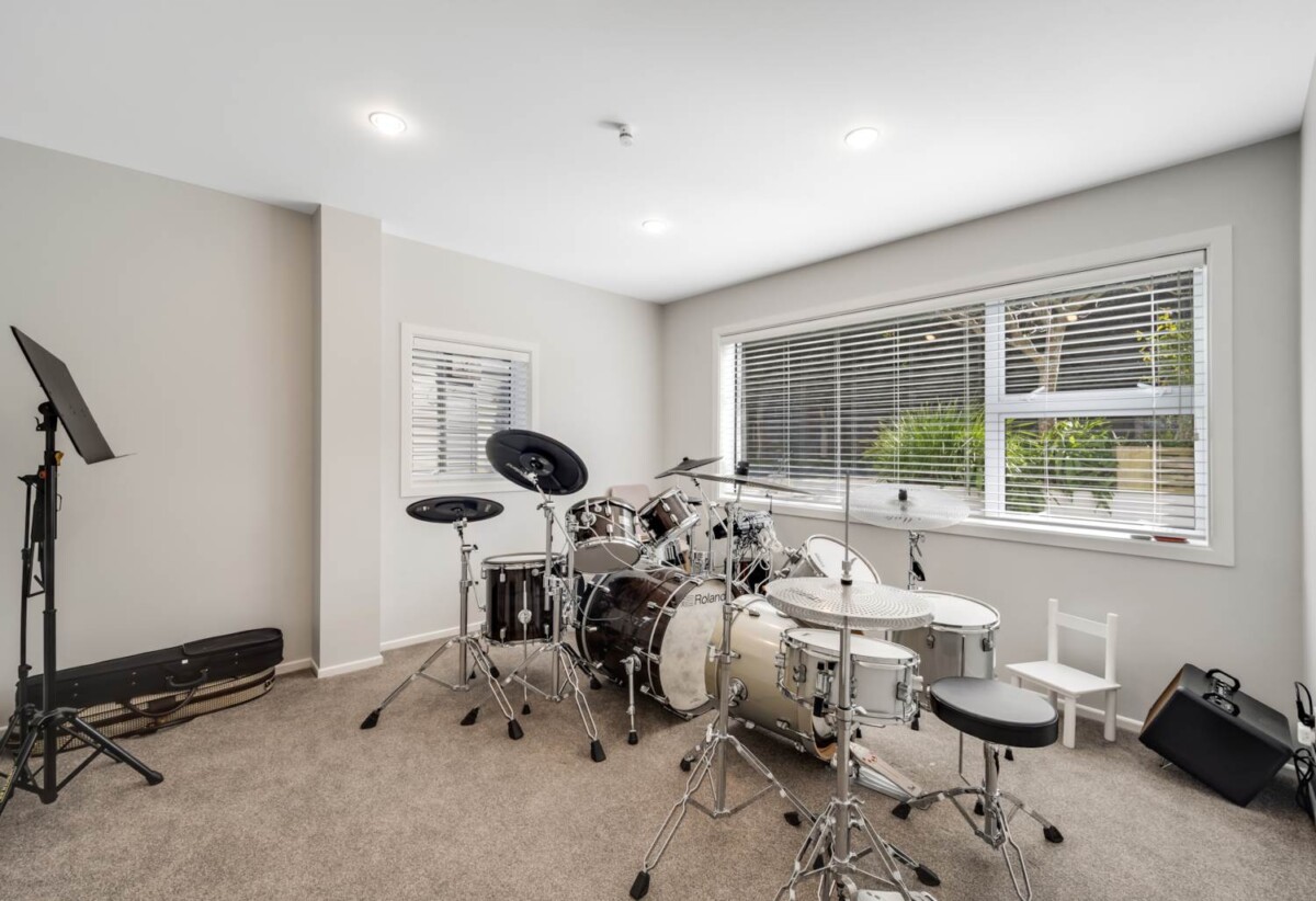 5 beds 2 baths house with standalone double garage on 832m2 section, 2 beds 1 bath 1 lounge ground floor, 3 beds 1 bath 1 lounge upstairs, close to shopping centres, schools, 0.2 km to Sunny Hills School, 12 Fordyce Avenue, Sunnyhills, Auckland