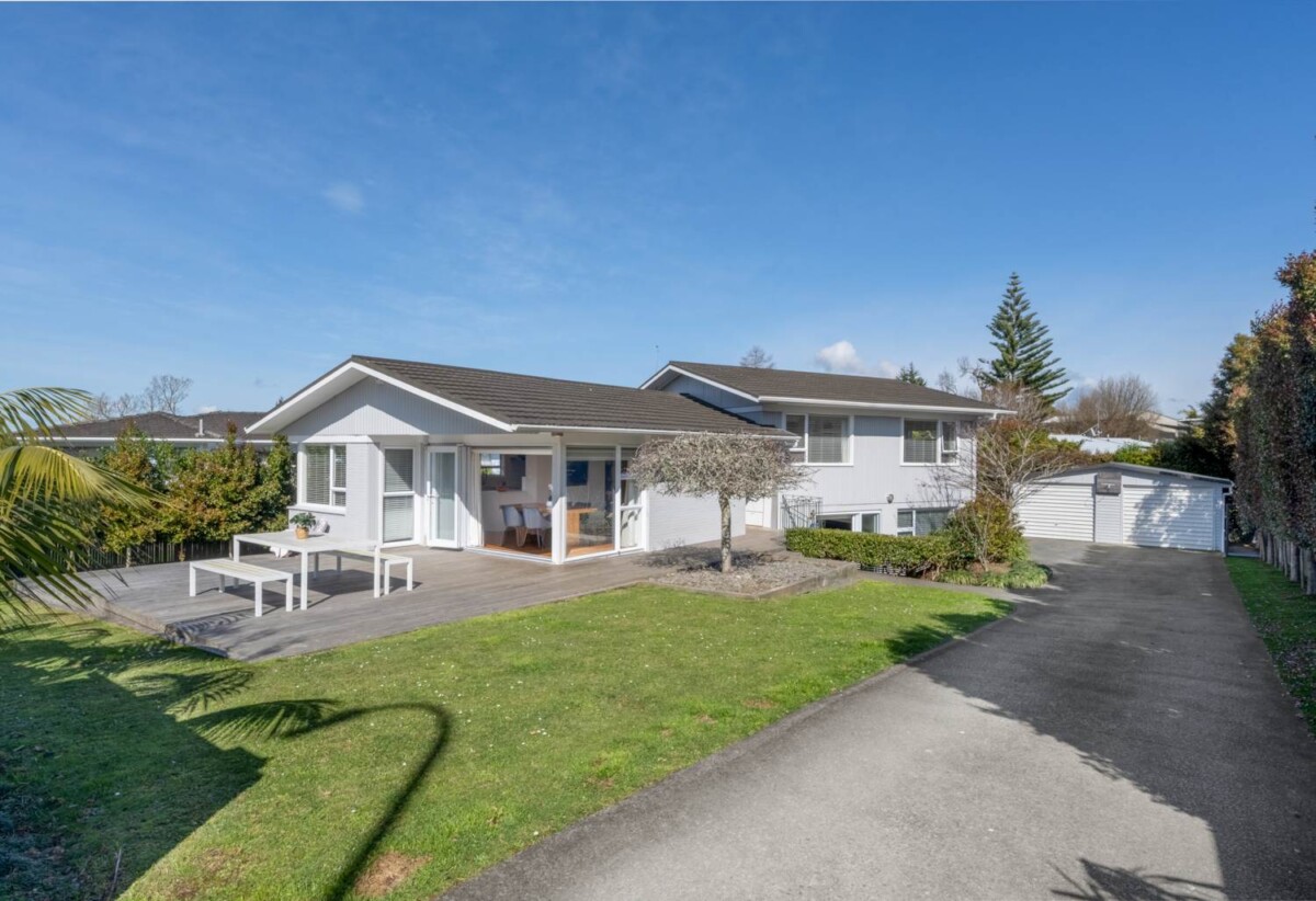 5 beds 2 baths house with standalone double garage on 832m2 section, 2 beds 1 bath 1 lounge ground floor, 3 beds 1 bath 1 lounge upstairs, close to shopping centres, schools, 0.2 km to Sunny Hills School, 12 Fordyce Avenue, Sunnyhills, Auckland