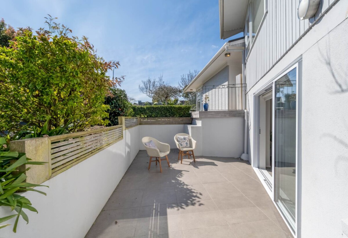 5 beds 2 baths house with standalone double garage on 832m2 section, 2 beds 1 bath 1 lounge ground floor, 3 beds 1 bath 1 lounge upstairs, close to shopping centres, schools, 0.2 km to Sunny Hills School, 12 Fordyce Avenue, Sunnyhills, Auckland
