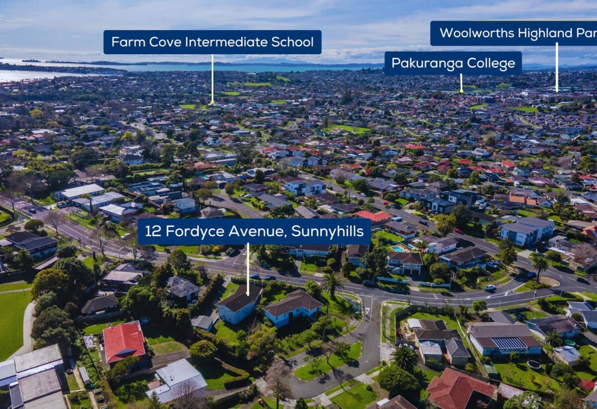 5 beds 2 baths house with standalone double garage on 832m2 section, 2 beds 1 bath 1 lounge ground floor, 3 beds 1 bath 1 lounge upstairs, close to shopping centres, schools, 0.2 km to Sunny Hills School, 12 Fordyce Avenue, Sunnyhills, Auckland
