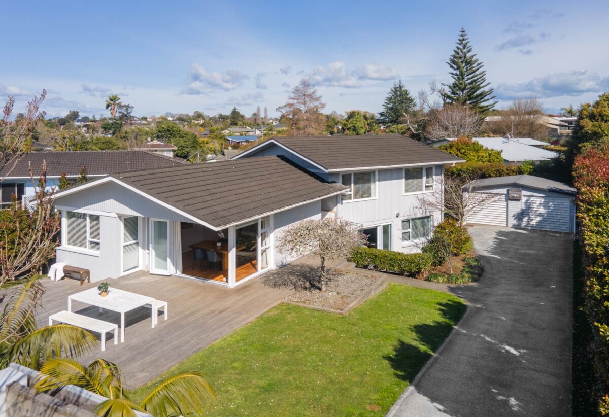5 beds 2 baths house with standalone double garage on 832m2 section, 2 beds 1 bath 1 lounge ground floor, 3 beds 1 bath 1 lounge upstairs, close to shopping centres, schools, 0.2 km to Sunny Hills School, 12 Fordyce Avenue, Sunnyhills, Auckland