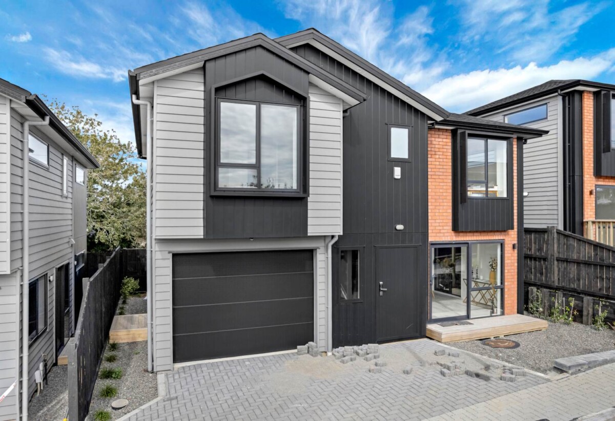 Brandnew standalone 5 beds 4 baths home with garage, 1 bed 1 bath ground floor, close to schools, shops, parks, golf club, 0.1 km to Marshall Laing School, 0.5 km to Lynfield College, 2.1 km to Blockhouse Bay Intermediate, Lot 2&3/34 Kimberhall Avenue, Mt Roskill, Auckland