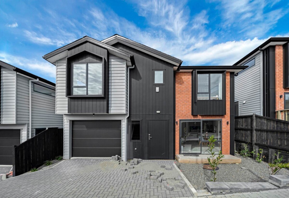 Brandnew standalone 5 beds 4 baths home with garage, 1 bed 1 bath ground floor, close to schools, shops, parks, golf club, 0.1 km to Marshall Laing School, 0.5 km to Lynfield College, 2.1 km to Blockhouse Bay Intermediate, Lot 3/34 Kimberhall Avenue, Mt Roskill, Auckland