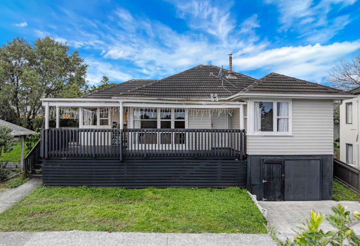 3 beds 1 bath house with carport on 401m2 section, close to schools, shops, parks, golf club, 0.7 km to May Road School, 0.8 km to Lynfield College, 104 Webster Avenue, Mt Roskill, Auckland
