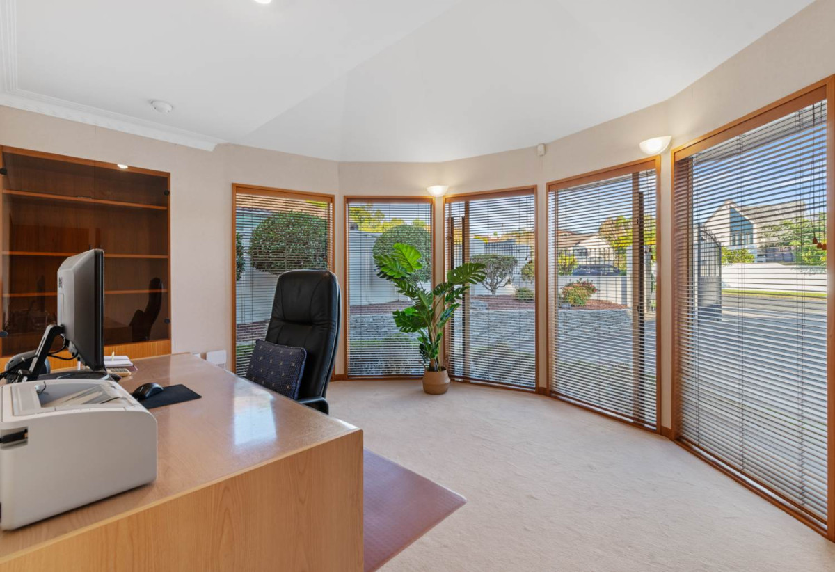 Beside Remuera Golf Club, 457m2 5 beds (1 ensuite) = office 3.5 baths house with double garage on 810m2 section, downstairs a substantial rumpus room with kitchenette, workshop, and storage room, close to Meadowbank shopping centre, 2.1 km to St Thomas School (Auckland) and Selwyn College, 7 Coldham Crescent, St Johns, Auckland