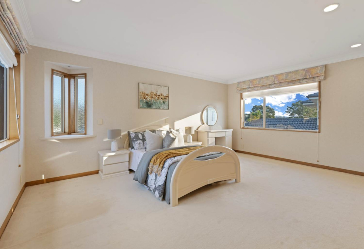 Beside Remuera Golf Club, 457m2 5 beds (1 ensuite) = office 3.5 baths house with double garage on 810m2 section, downstairs a substantial rumpus room with kitchenette, workshop, and storage room, close to Meadowbank shopping centre, 2.1 km to St Thomas School (Auckland) and Selwyn College, 7 Coldham Crescent, St Johns, Auckland