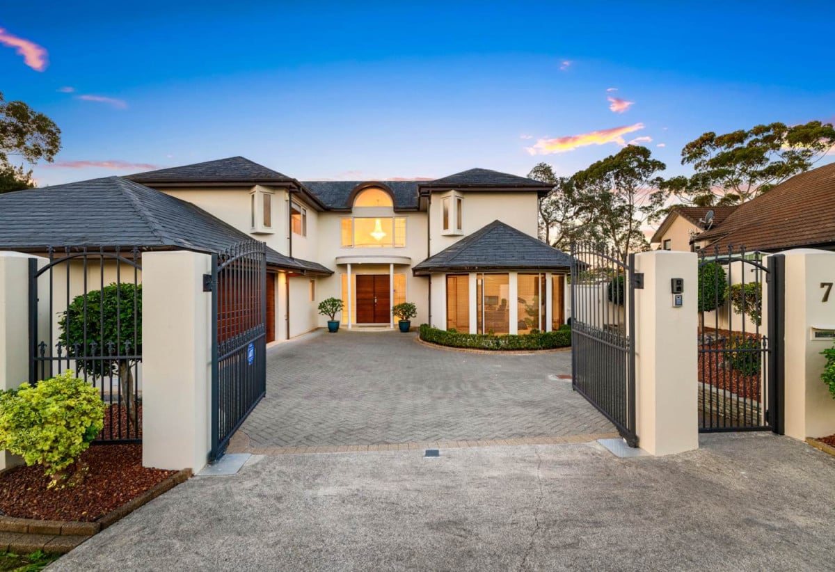 Beside Remuera Golf Club, 457m2 5 beds (1 ensuite) = office 3.5 baths house with double garage on 810m2 section, downstairs a substantial rumpus room with kitchenette, workshop, and storage room, close to Meadowbank shopping centre, 2.1 km to St Thomas School (Auckland) and Selwyn College, 7 Coldham Crescent, St Johns, Auckland