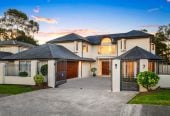 Beside Remuera Golf Club, 457m2 5 beds (1 ensuite) = office 3.5 baths house with double garage on 810m2 section, downstairs a substantial rumpus room with kitchenette, workshop, and storage room, close to Meadowbank shopping centre, 2.1 km to St Thomas School (Auckland) and Selwyn College, 7 Coldham Crescent, St Johns, Auckland