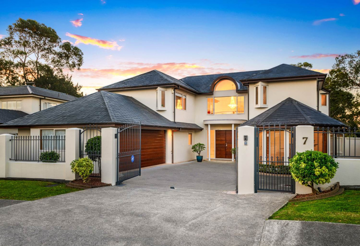 Beside Remuera Golf Club, 457m2 5 beds (1 ensuite) = office 3.5 baths house with double garage on 810m2 section, downstairs a substantial rumpus room with kitchenette, workshop, and storage room, close to Meadowbank shopping centre, 2.1 km to St Thomas School (Auckland) and Selwyn College, 7 Coldham Crescent, St Johns, Auckland