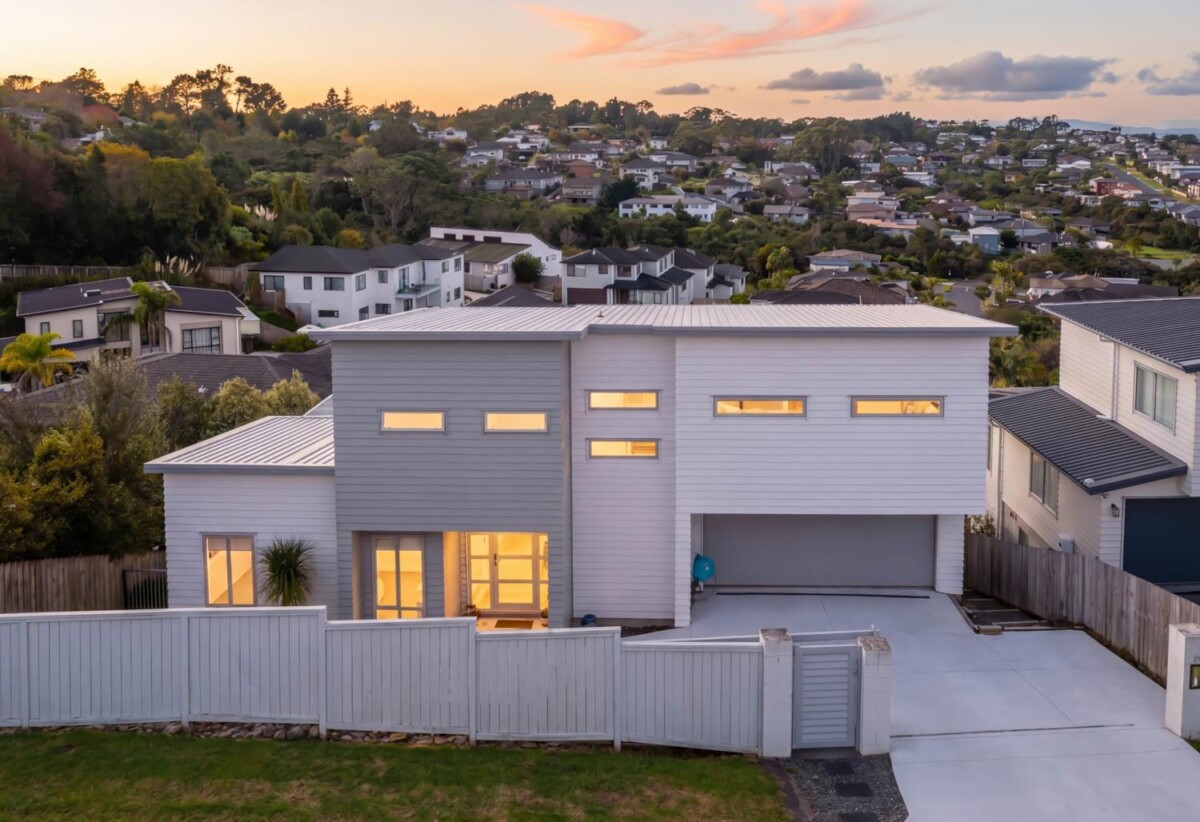 5 beds 3.5 baths house with double garage and views on 600m2 section, 2 beds 1 bath 1 lounge ground floor, minutes from schools, Albany Mall, Motorway access, 0.9 km to Oteha Valley School, 118 Fairview Avenue, Albany, Auckland