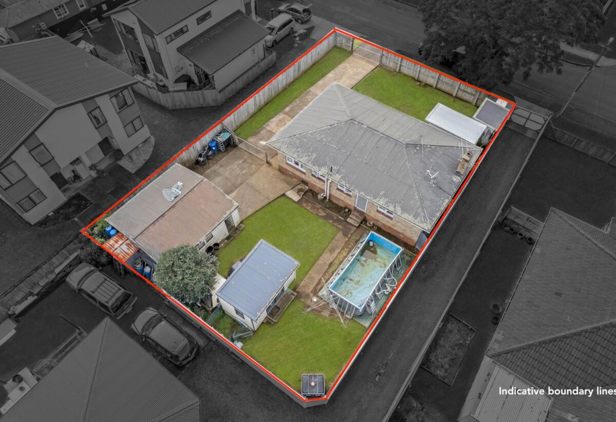 Brick 3 beds 1 bath house with standalone double garage on 561m2 section, close to Pukekohe township, schools, childcare centres, parks, and public transport, 0.2 km to Pukekohe North School, 34 Montgomery Avenue, Pukekohe, Auckland