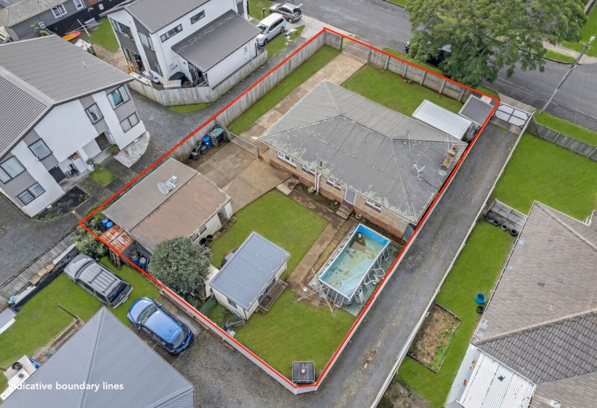 Brick 3 beds 1 bath house with standalone double garage on 561m2 section, close to Pukekohe township, schools, childcare centres, parks, and public transport, 0.2 km to Pukekohe North School, 34 Montgomery Avenue, Pukekohe, Auckland