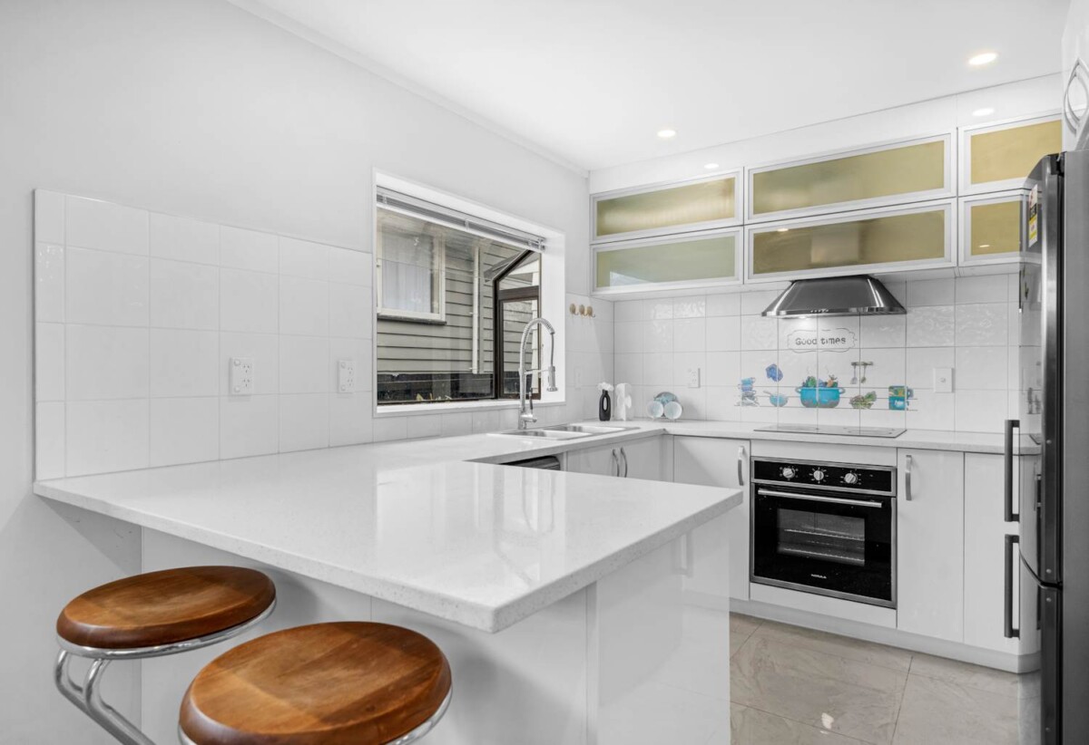 220m2 4 beds 2 baths house with double garage, close to schools, shops, parks, motorway access, 0.7 km to Avondale Primary School (Auckland), 20B New Windsor Road, New Windsor, Auckland