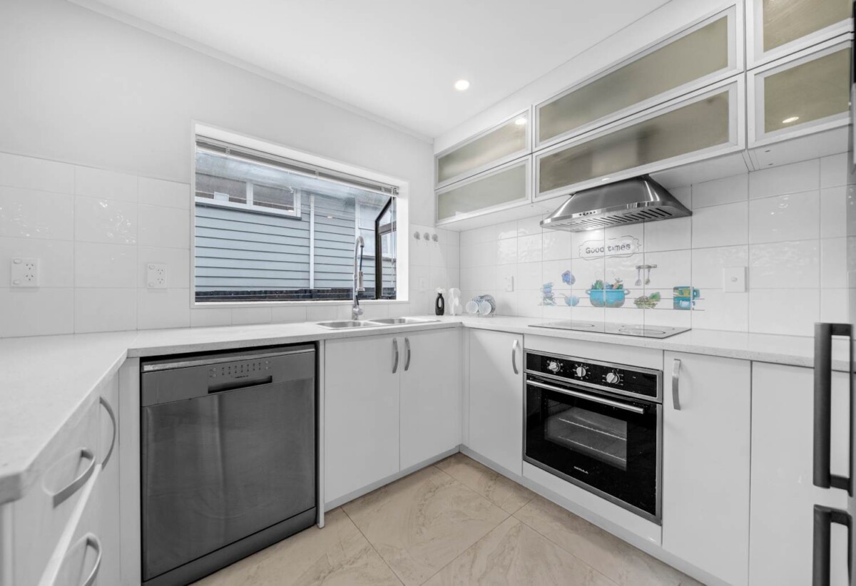 220m2 4 beds 2 baths house with double garage, close to schools, shops, parks, motorway access, 0.7 km to Avondale Primary School (Auckland), 20B New Windsor Road, New Windsor, Auckland