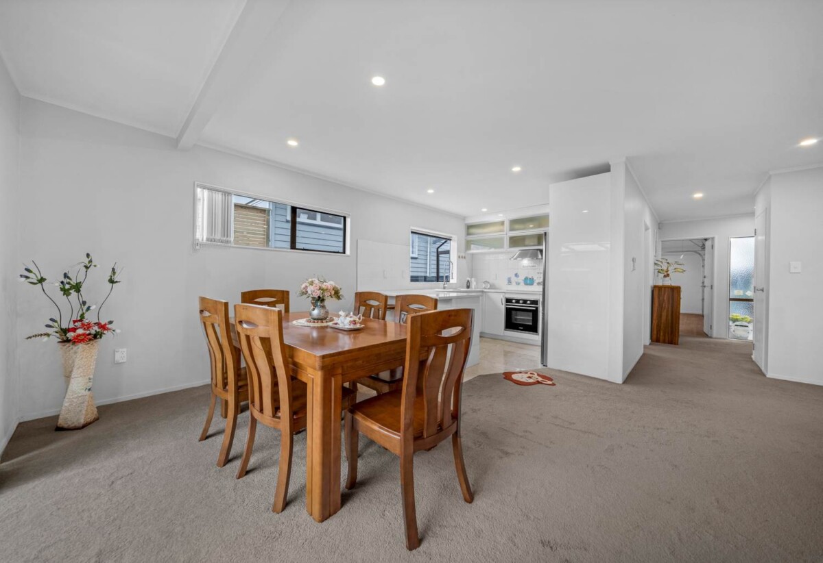 220m2 4 beds 2 baths house with double garage, close to schools, shops, parks, motorway access, 0.7 km to Avondale Primary School (Auckland), 20B New Windsor Road, New Windsor, Auckland