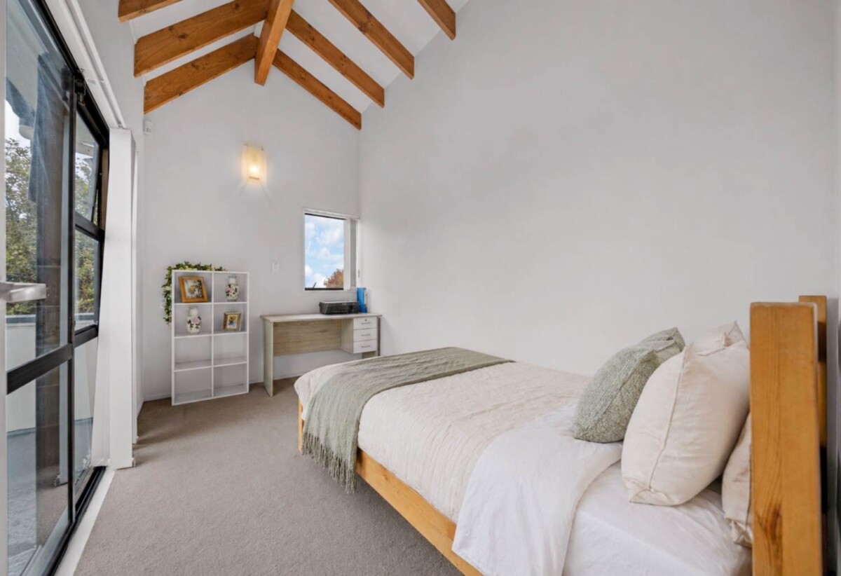 220m2 4 beds 2 baths house with double garage, close to schools, shops, parks, motorway access, 0.7 km to Avondale Primary School (Auckland), 20B New Windsor Road, New Windsor, Auckland