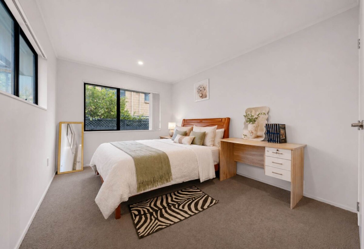 220m2 4 beds 2 baths house with double garage, close to schools, shops, parks, motorway access, 0.7 km to Avondale Primary School (Auckland), 20B New Windsor Road, New Windsor, Auckland