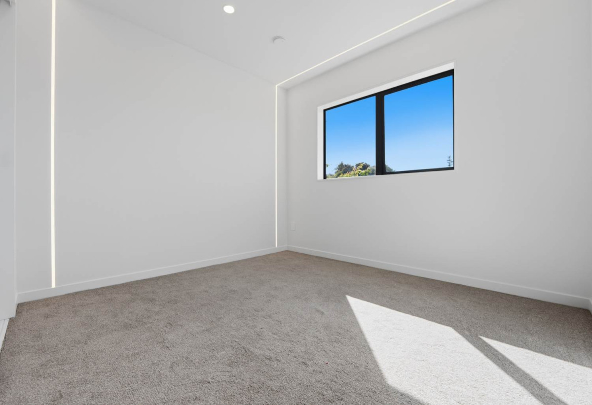 2 kitchens, Brandnew 5 beds 3.5 baths house with double garage on 337m2 section, Close to supermarkets, schools, and motorway access, 0.7 km to Opaheke School, 16 Furlough Road, Papakura, Auckland
