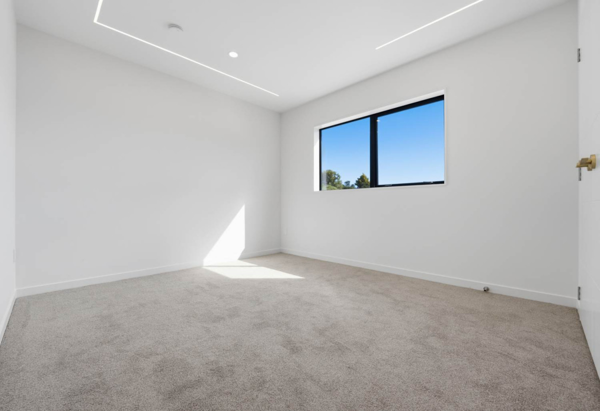 2 kitchens, Brandnew 5 beds 3.5 baths house with double garage on 337m2 section, Close to supermarkets, schools, and motorway access, 0.7 km to Opaheke School, 16 Furlough Road, Papakura, Auckland