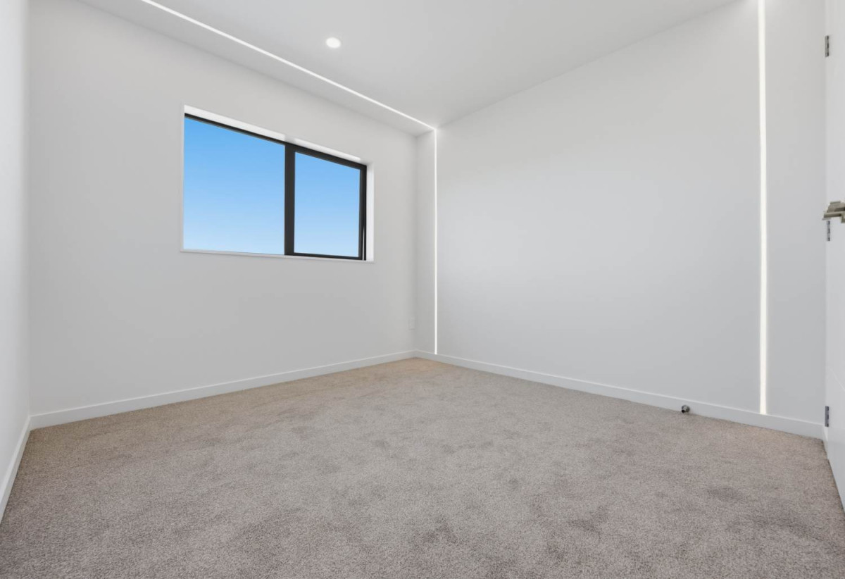 2 kitchens, Brandnew 5 beds 3.5 baths house with double garage on 337m2 section, Close to supermarkets, schools, and motorway access, 0.7 km to Opaheke School, 16 Furlough Road, Papakura, Auckland