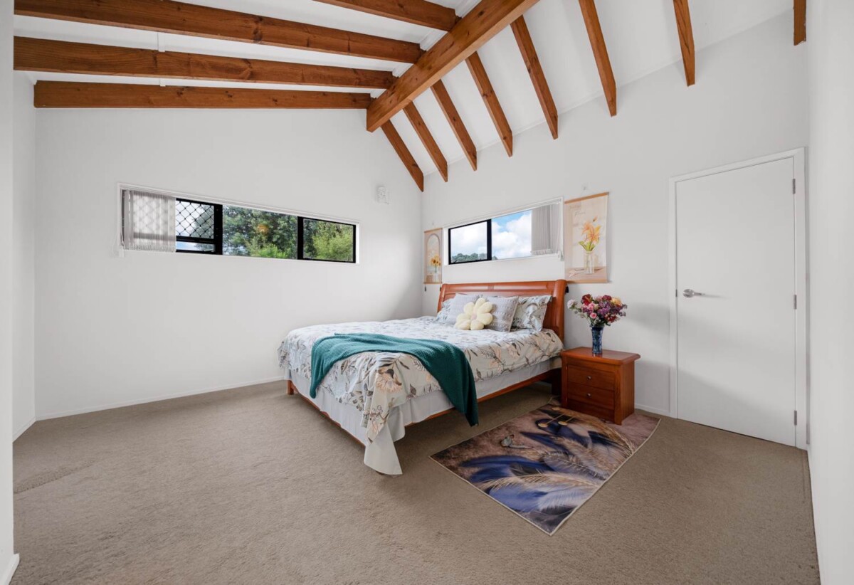 220m2 4 beds 2 baths house with double garage, close to schools, shops, parks, motorway access, 0.7 km to Avondale Primary School (Auckland), 20B New Windsor Road, New Windsor, Auckland
