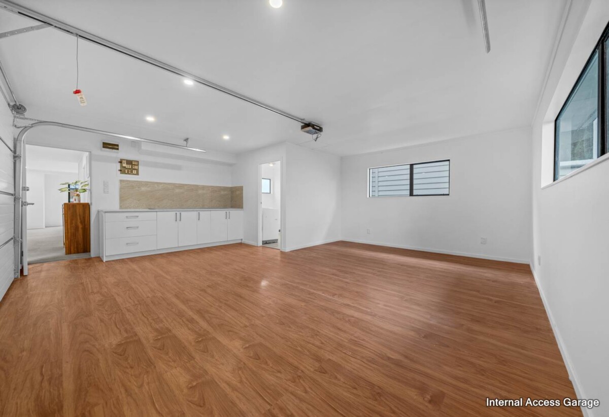 220m2 4 beds 2 baths house with double garage, close to schools, shops, parks, motorway access, 0.7 km to Avondale Primary School (Auckland), 20B New Windsor Road, New Windsor, Auckland