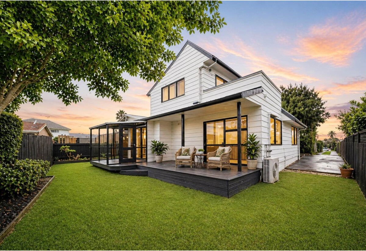 220m2 4 beds 2 baths house with double garage, close to schools, shops, parks, motorway access, 0.7 km to Avondale Primary School (Auckland), 20B New Windsor Road, New Windsor, Auckland