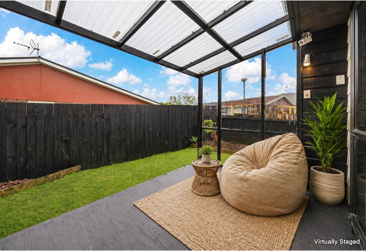 220m2 4 beds 2 baths house with double garage, close to schools, shops, parks, motorway access, 0.7 km to Avondale Primary School (Auckland), 20B New Windsor Road, New Windsor, Auckland