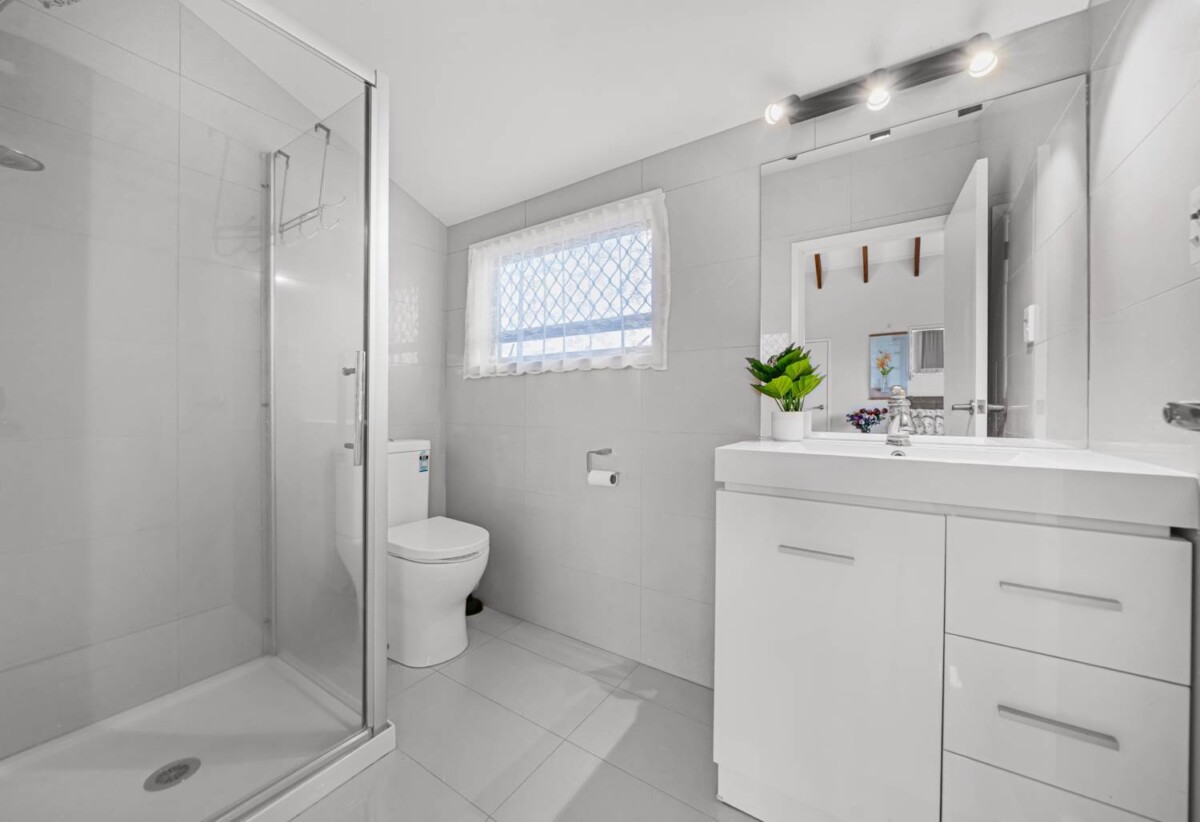 220m2 4 beds 2 baths house with double garage, close to schools, shops, parks, motorway access, 0.7 km to Avondale Primary School (Auckland), 20B New Windsor Road, New Windsor, Auckland
