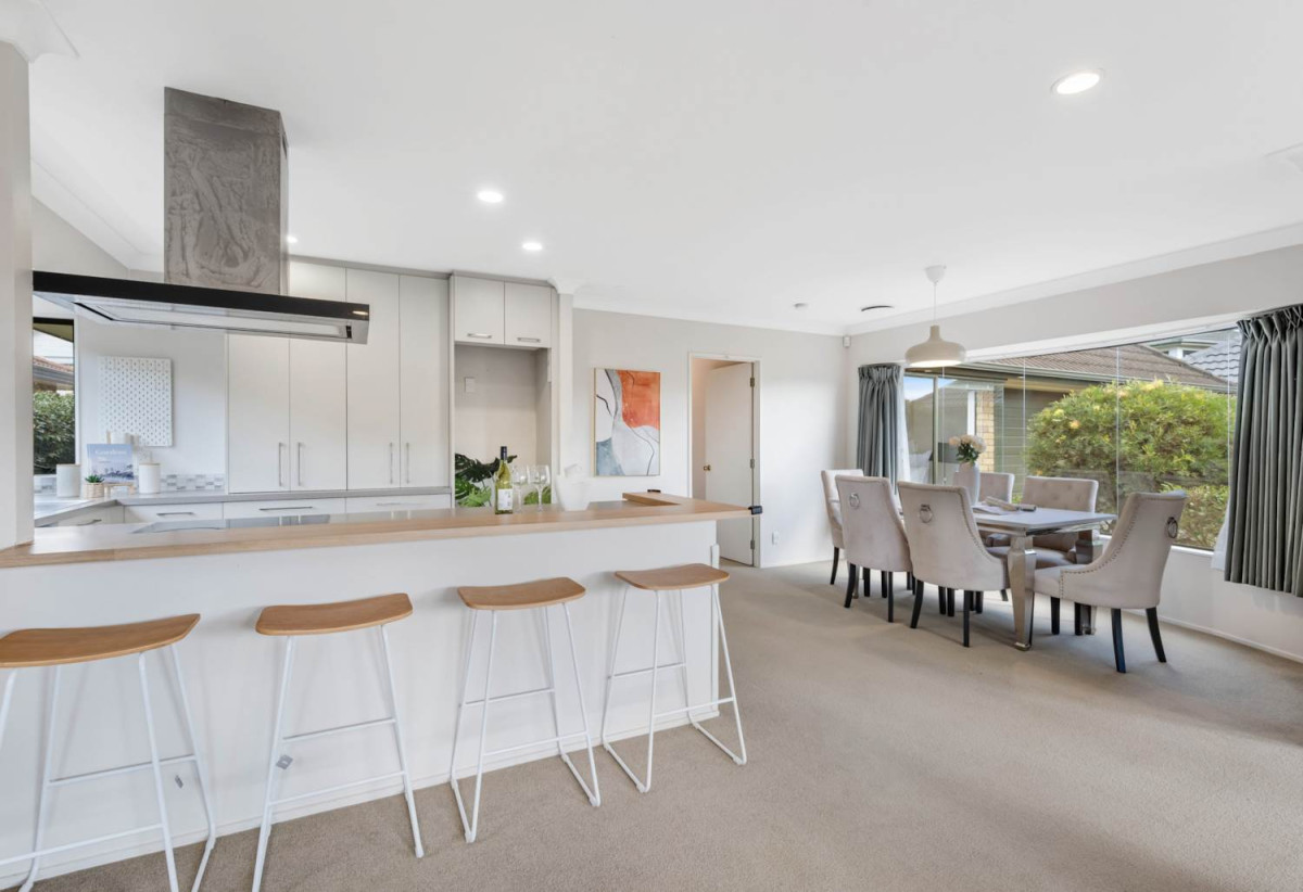 Brick and tile 3 beds 2 baths house with double garage, moments from Botany Town Centre, local parks, schools, 1.2 km to Botany Downs School, 3/6 Marbeth Court, Botany Downs, Auckland