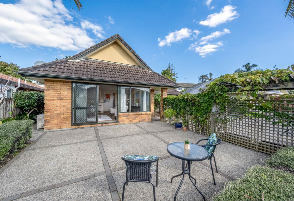 Brick and tile 3 beds 2 baths house with double garage, moments from Botany Town Centre, local parks, schools, 1.2 km to Botany Downs School, 3/6 Marbeth Court, Botany Downs, Auckland