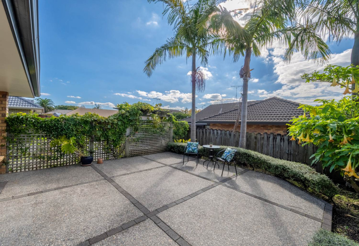 Brick and tile 3 beds 2 baths house with double garage, moments from Botany Town Centre, local parks, schools, 1.2 km to Botany Downs School, 3/6 Marbeth Court, Botany Downs, Auckland