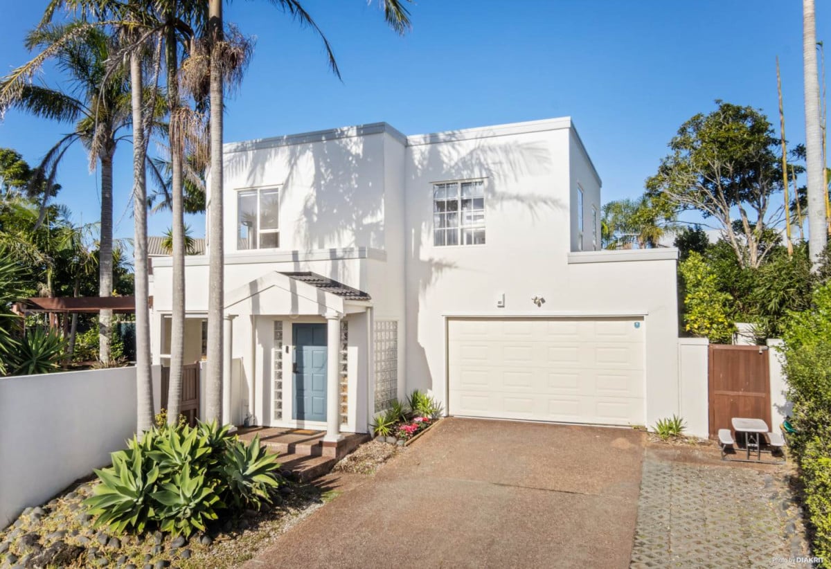 Once in 9 years, 3 beds 2.5 baths house with double garage, 0.4 km to Marina View School, 205 Luckens Road, West Harbour, Auckland