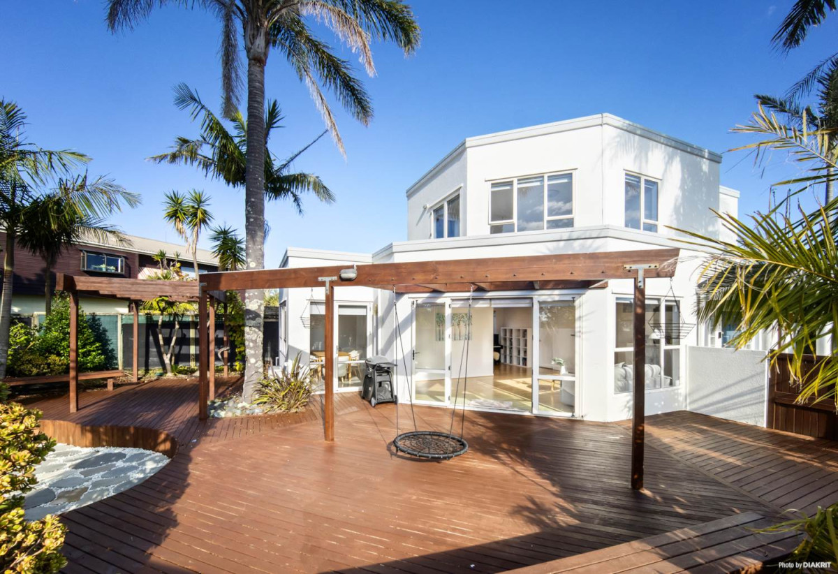 Once in 9 years, 3 beds 2.5 baths house with double garage, 0.4 km to Marina View School, 205 Luckens Road, West Harbour, Auckland